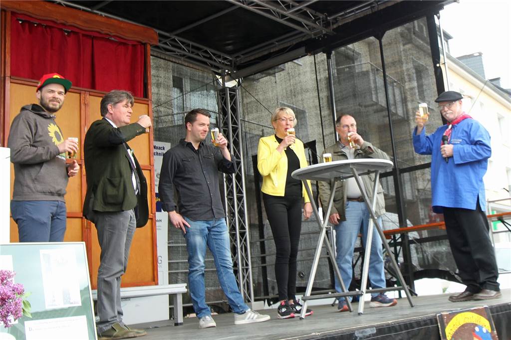 Zum politischen Frühschoppen gehört auch Bier. Hier die eingeladenen Politiker: (v.l.) Hans Hierweck (Grüne), Andreas Czichowski (WfS), Mark Seelbach (SPD), Susanne Schneider (FDP) und Guntram Nies-von Colson (CDU) mit Moderator Dirk Hanné. Hinter der Bühne wartete da noch AfD-Ratsherr Sebastian Rühling.