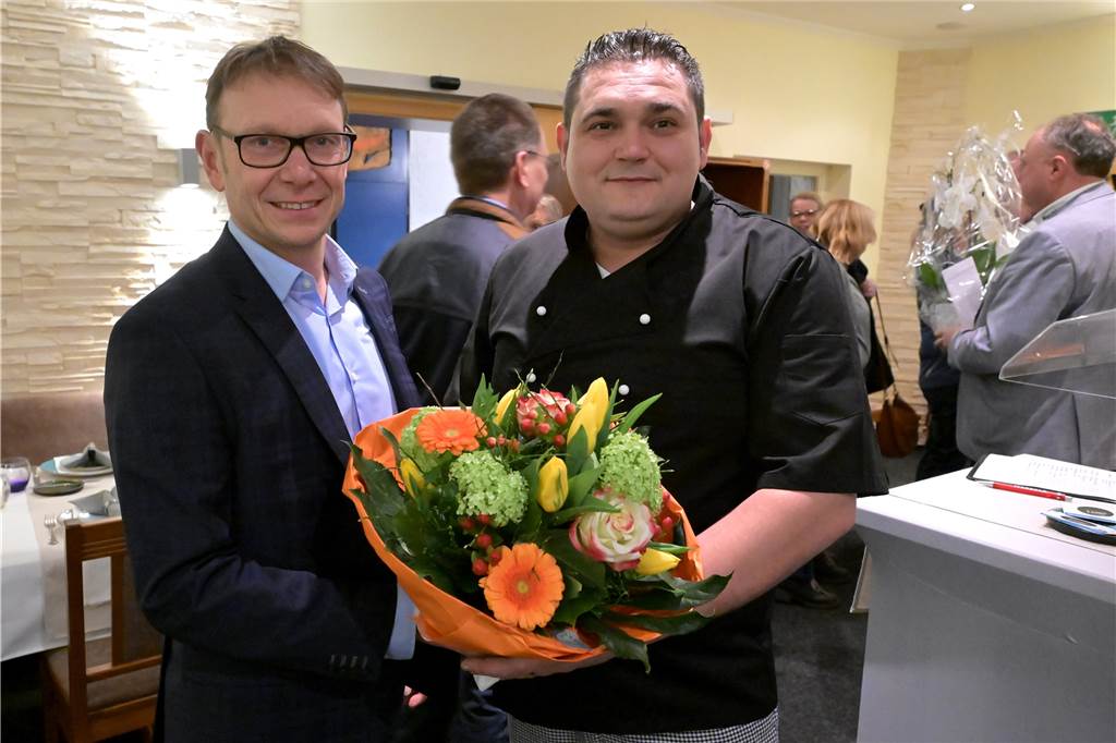 Bürgermeister Lothar Christ hat beim Pre-Opening der Hornemühle vorbeigeschaut und dem Pächter Darko Dragic einen Blumenstrauß überreicht.