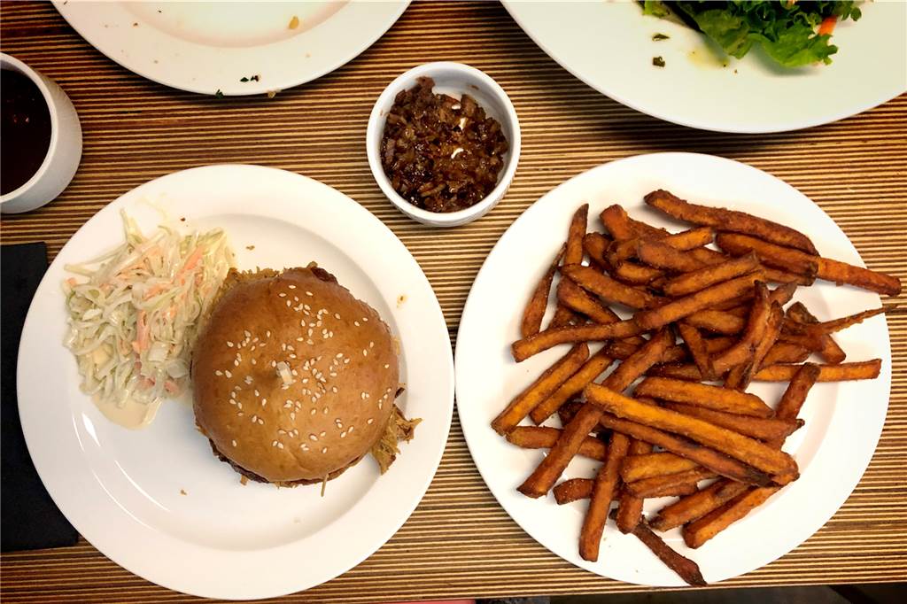 Im Olafs serviert Olaf frische Salate und feine Burger Zum Pulled Pork Burger gibt es Süßkartoffel-Pommes und Bacon Jam.