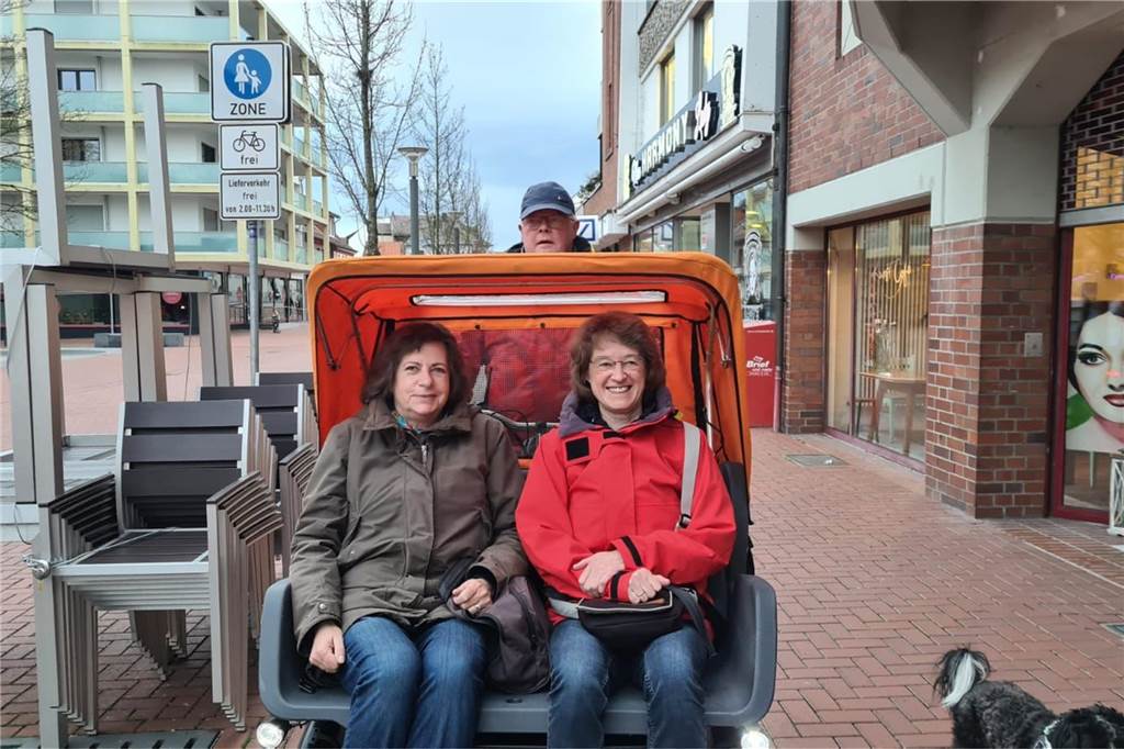 Albrecht Warnecke will Freude auf der Fahrrad-Rikscha schenken Zum Restaurant-Besuch fuhr Albrecht Warnecke in seiner Rikscha seine Frau und eine gute Bekannte der Familie.