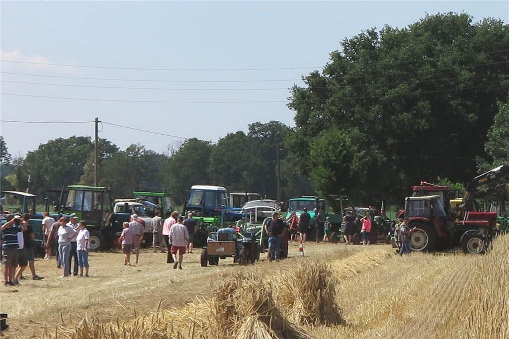 „Tennenfest“: Anne Ruloff, Sabine Höchst und Beate Heyne zeigen beschwerliche Vergangenheit Menschen und Traktoren stehen auf einem Feld in Gahlen.