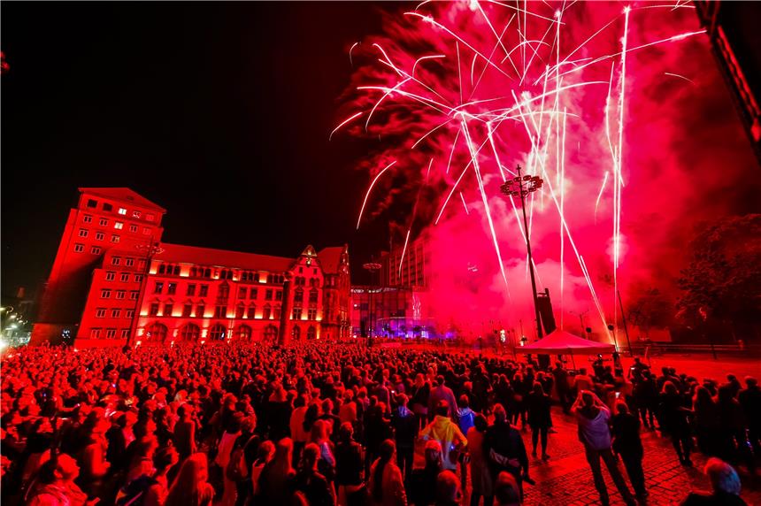 Über 500 Programmpunkte an 50 Orten bei der Museumsnacht Zum Rudelsingen auf dem Friedensplatz werden diesmal Tausende Besucher mit Leuchtballons kommen.