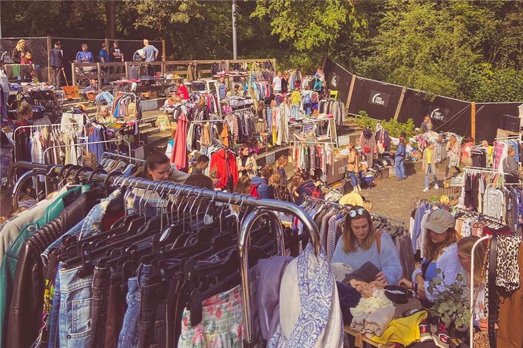 Open-Air-Kultur und neu gestaltete Terrassenbar im Bürgerpark Oude Couture Second Hand Markt