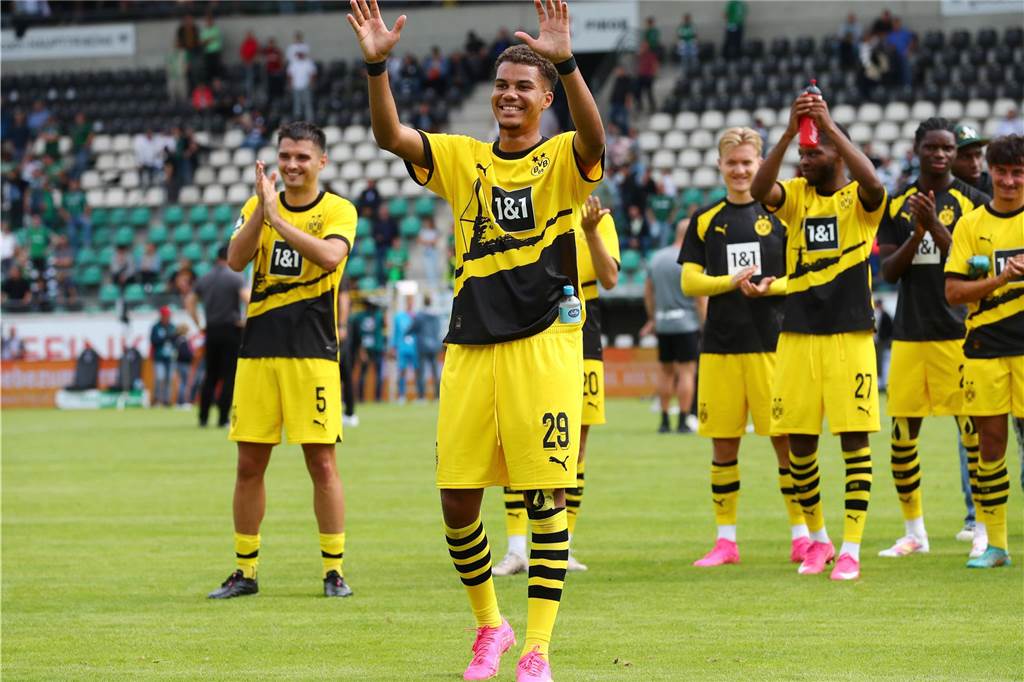 BVB-Publikumsliebling Jermain Nischalke: „Da steckt mehr als ein Name dahinter“ Jermain Nischalke hebt die Hände in die Luft.