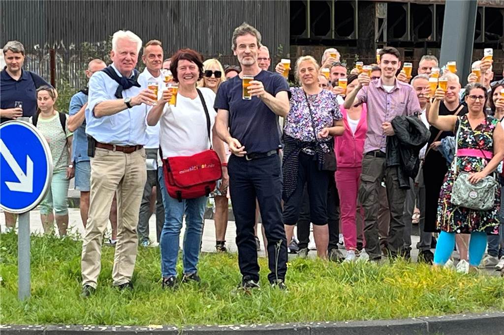 Auf Tatort-Tour mit Jörg Hartmann und Ex-OB Ullrich Sierau Die Gruppe mit Pils in der Hand auf Phoenix-West.