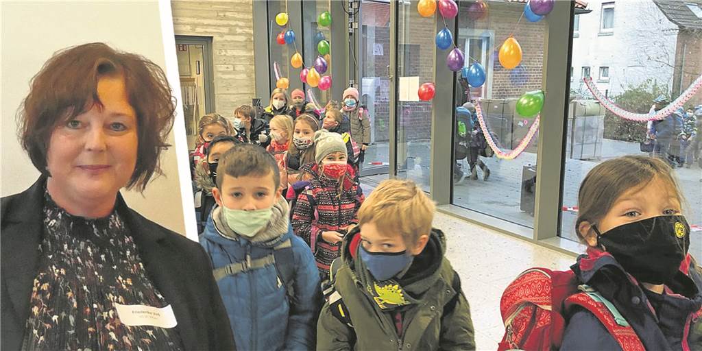 Vitus-Schule auf Schulstart vorbereitet: „Brauchen möglichst normales Jahr“ Zum Schulstart setzt die Landesregierung auf Freiwilligkeit und Eigenverantwortung, zum Beispiel beim Testen und Maske tragen. Verbindlich sind die Vorgaben derzeit nicht, wie zum Beispiel noch zur Neueröffnung des neuen Traktes (Foto). Rund 14 Tage vor dem Schulstart am 10. August erreichten die Empfehlungen auch Friederike Voß, Schulleiterin an der St.-Vitus-Schule.
