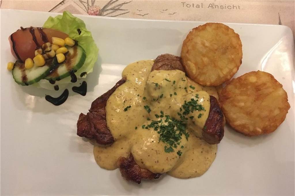 Der „Eichenhof“ in Stadtlohn ist nicht nur bei Festlichkeiten eine gute Adresse Zum Schweinefilet gibt es eine Senfhollandaise und Kartoffelröstis.
