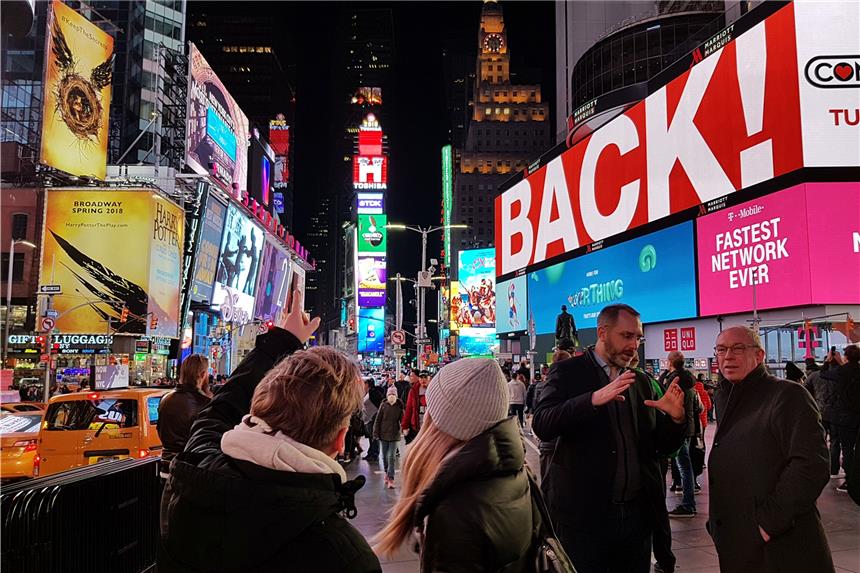 Dortmund strebt Projekte mit Pittsburgh an Zum Sightseeing hatte die Dortmunder Delegation auf der USA-Reise kaum Zeit. Hier sehen sich die Ratsmitglieder Thomas Pisula (r.) und Christian Gebel aber kurz am Times Square in New York um.