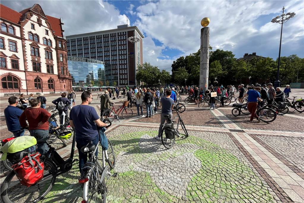 Rund 100 Menschen demonstrieren auf Fahrrädern auf der B1 Zum Start der Fahrrad-Demo gab es auf dem Friedensplatz eine kurze Kundgebung.