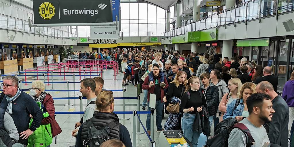 Streik bei Airline: 4 von 5 Eurowings-Abflügen fallen am Mittwoch in Dortmund aus Zum Start der Herbstferien hat es eine lange Schlange vor dem Abflug-Bereich am Airport Dortmund gegeben.