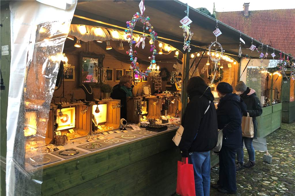 Raesfelder Adventsmarkt: Andrang hielt sich beim Start in Grenzen Zum Start des Adventsmarktes hielt sich der Andrang auf dem Schlossplatz in Grenzen.