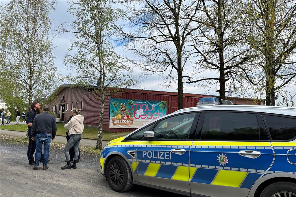 Zukünftige Ausrichtung am Silbersee II ist „noch ungewiss“ Ein Polizeiwagen steht vor dem Treibsand am Silbersee II.