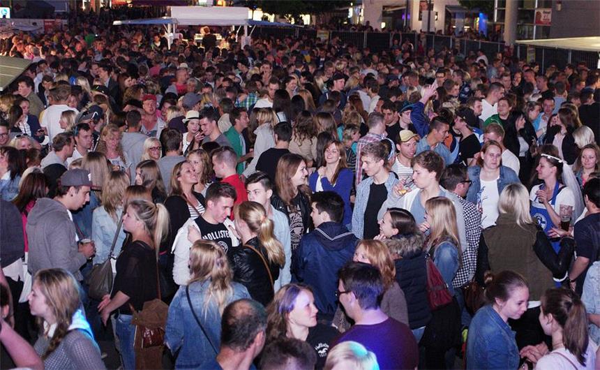 Die "Valentinos" sind für das Altstadtfest 2015 gebucht Zum Tanzen war am Samstag auf dem Markt nicht viel Platz übrig.