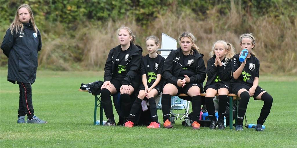 Castrop-Rauxeler Mannschaft fährt 70 Kilometer für Anpfiff eines Kreisliga-Spiels Zum Teil Gäste mit weiter Anreise haben in der Saison 2022/23 die U13-Juniorenfußballerinnen von Victoria Habinghorst - und sie selbst fahren zu Kreisliga-Auswärtsspielen von Castrop-Rauxel bis nach Lüdenscheid.
