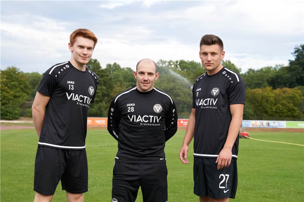 TuS Haltern startet mit 11,5 Neuen in „eine ambitionierte Saison“ Zum Trainingsauftakt begrüßte Timo Ostdorf (M.) seine beiden externen Neuzugänge Max Michalak (l.) und Nico Pulver (r.).