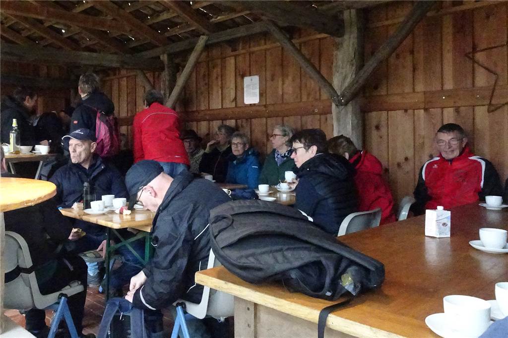 Wetterfeste Wanderer: Grenzlandwanderung mobilisiert über 650 Menschen Zum verdienten Abschluss oder in der Pause gab es am Bürgerhaus warme Getränke bei angeregten Unterhaltungen.