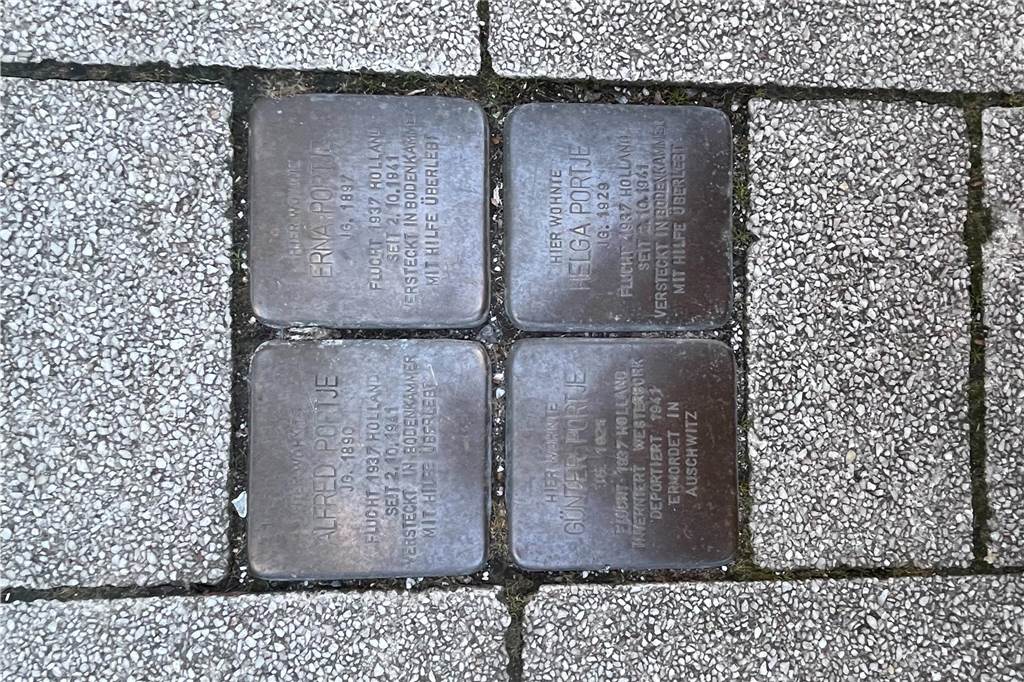 Stolpersteine verschmutzt: Angehöriger ist enttäuscht und traurig Zum Vergleich: Die Stolpersteine der Familie Portje, die auch auf Höhe der Waltroper Straße 62 angebracht sind, sind im gepflegten Zustand.