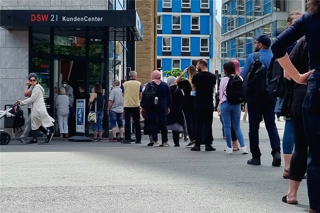 Trotz Skepsis: DSW arbeitet mit Hochdruck an neuem „Deutschland-Ticket“ Zum Verkaufsstart fürs 9-Euro-Ticket hat sich eine lange Schlange vor dem DSW21-Kundencenter gebildet.