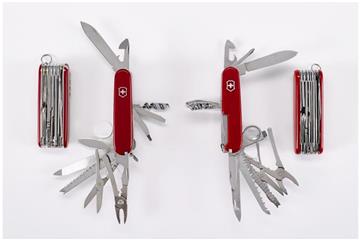 Zum Verwechseln ähnlich: Der Taschenmesser-Hersteller Victorinox wurde Opfer eines Plagiates. Links das Original, rechts die Fälschung. Foto: Aktion Plagiarius e.V