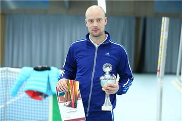 Zum vierten Mal hat Andreas Thivessen den Siegerpokal nach den Hallen-Westfalenmeisterschaften der Herren 30 überreicht bekommen.