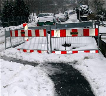 Zum vierten Mal innerhalb der letzten Jahre ist der Gehweg aufgerissen.