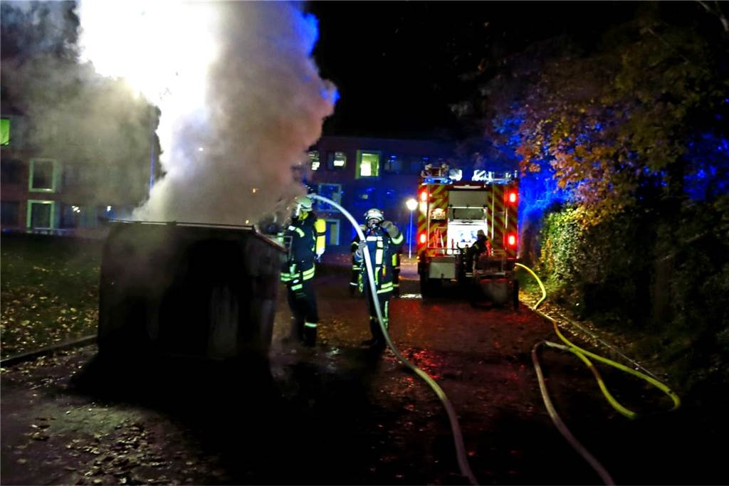 Brandstifter zünden zum vierten Mal Container auf Schulhof an Zum vierten Mal innerhalb eines halben Jahres musste die Feuerwehr einen brennenden Container auf dem Schulhof löschen.