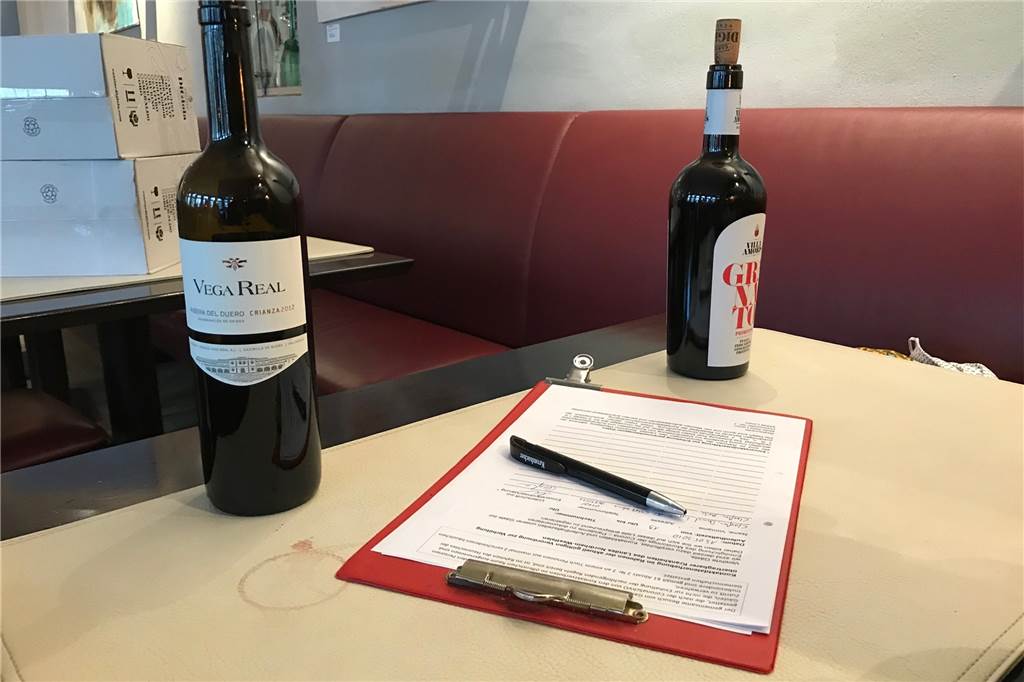 Restaurantbesuch in Lünen: Ein kurioser Corona-Abend im Bella Italia Zum Wein gibt es eine Liste, in die man Namen, Adresse und Telefonnummer eintragen muss.