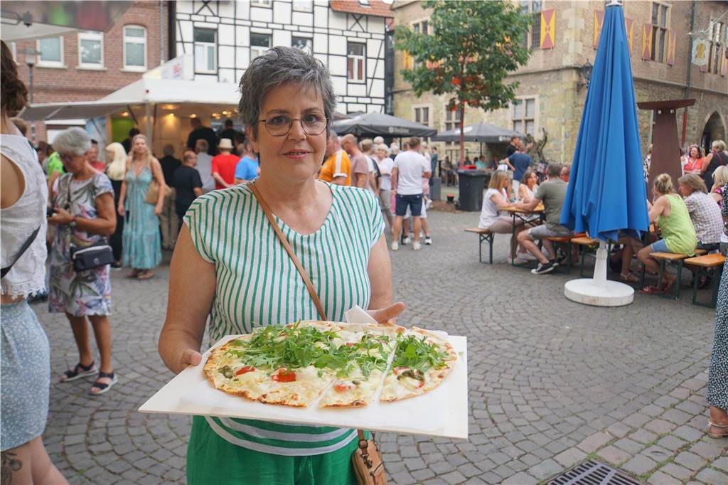 CDU-Weinfest mit über 1500 Besuchern: „Heute muss es ein Weißwein sein“ Zum Wein gönnte sich die eine oder der andere einen frischen Flammkuchen.