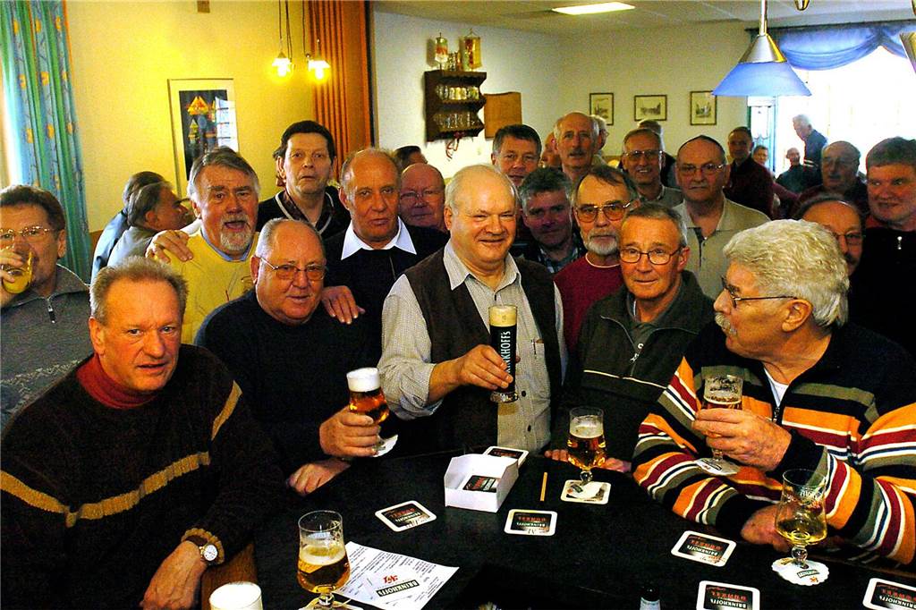 Kameraden trauern um „Feuerwehr-Opa“ Wolfgang Mark Zum zehnten Pensionärstreffen der Feuerwehr kamen im Jahr 2005 etwa 100 ehemalige Kollegen.