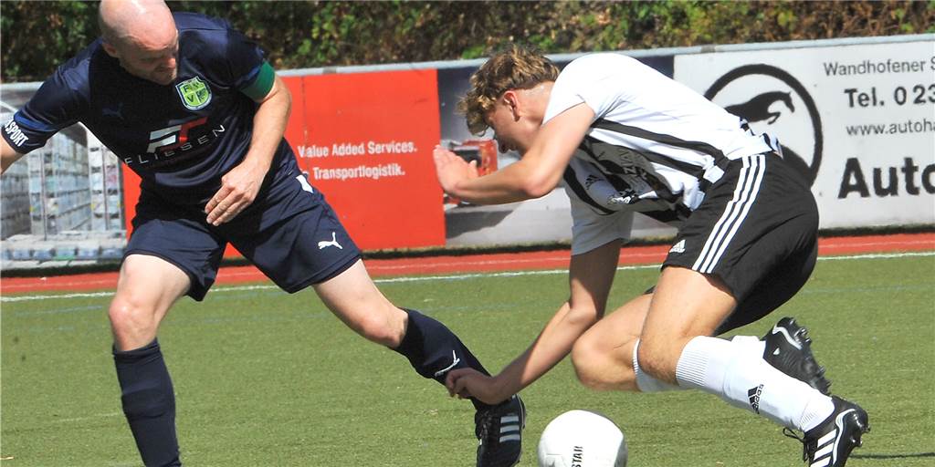 Aufholjagd eines Kreisligisten in Überzahl - aber die Halbzeit-Hypothek wiegt zu schwer Ein Spieler des SC Hennen geht in einem Zweikampf zu Boden.
