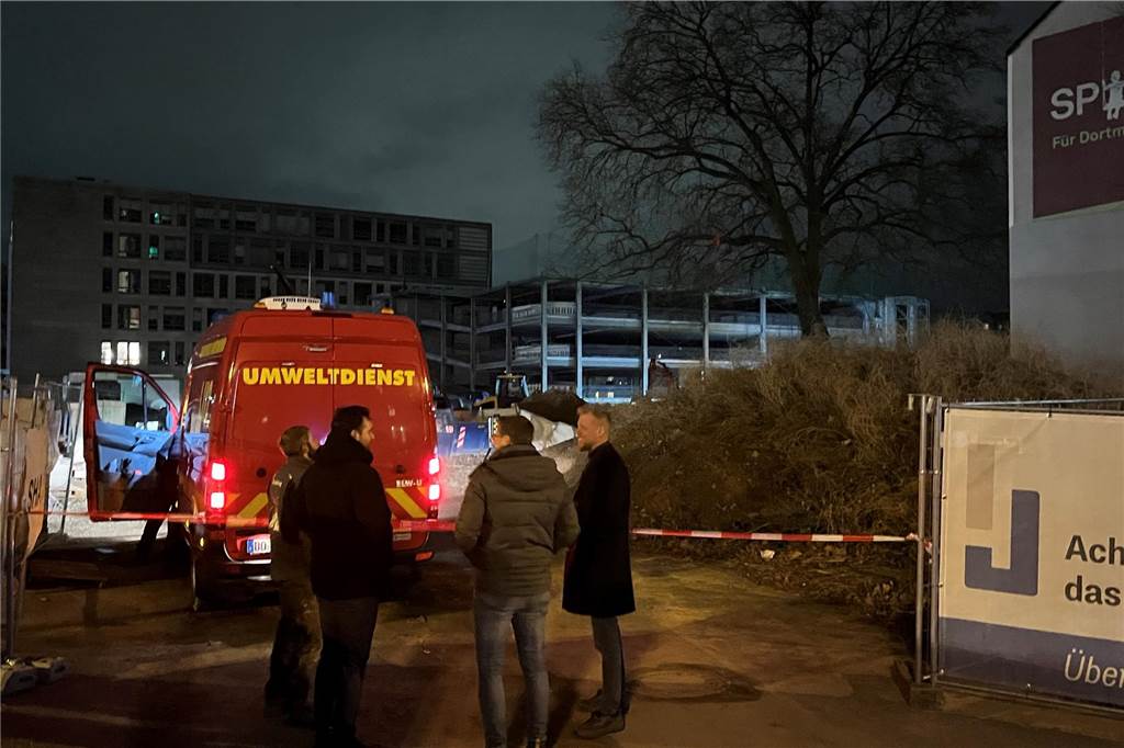 Bomben-Entschärfung gelingt erst am frühen Morgen Mehrere Personen stehen vor einem Einsatzfahrzeug der Feuerwehr