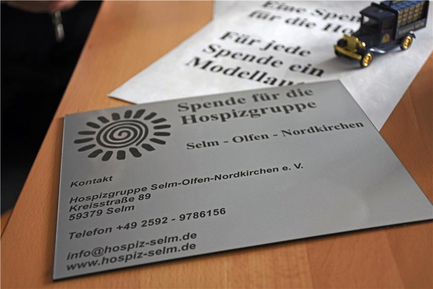 Warum dieser Nordkirchener seine Mini-Autos verschenkte Zunächst mit einem selbst gedruckten Zettel, später mit einer Plakette machte Rohe deutlich, dass die Spende der Hospizgruppe zugutekommt.