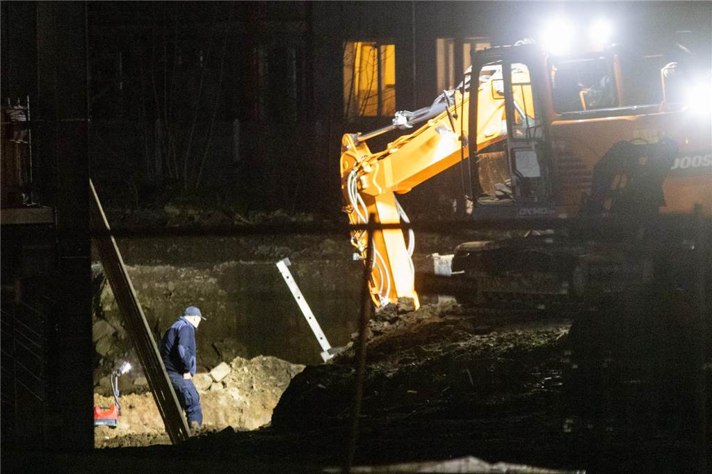 Bomben-Entschärfung gelingt erst am frühen Morgen Ein Mann steht an einer Baugrube