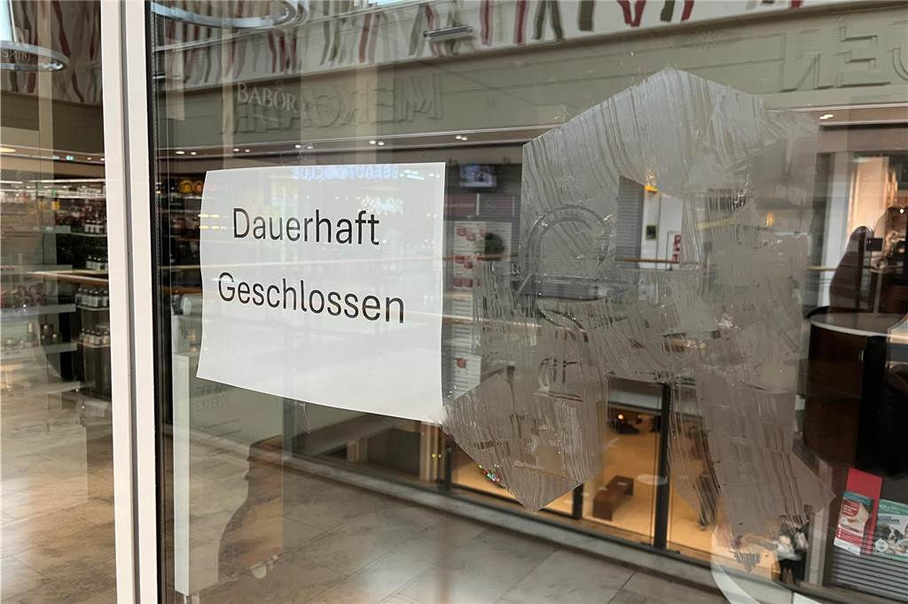 Apothekerin Ferda Hömke (44): „Es fühlt sich unfair an“ Ein Schild mit der Aufschrift "Dauerhaft geschlossen" hängt im Schaufenster der Achtsam-Apotheke in den Mercaden in Dorsten.