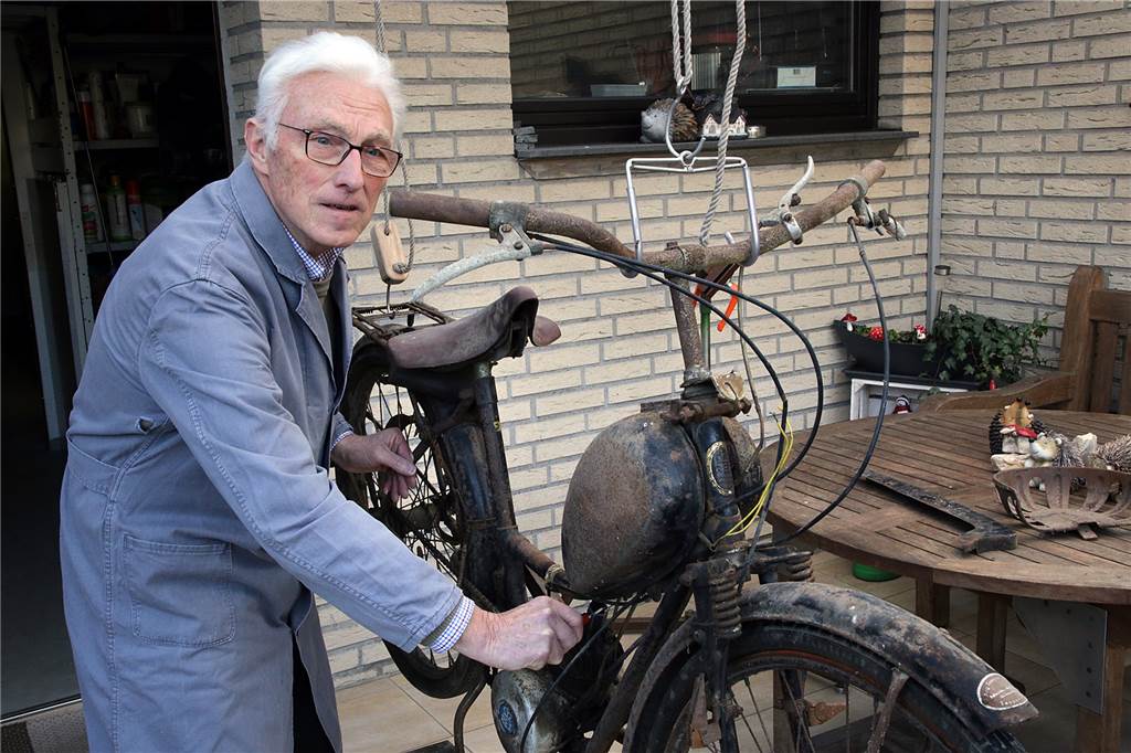 Halterner finden historisches Schätzchen auf dem Dachboden Zunächst wird Theo Schmitz das alte Moped komplett zerlegen.