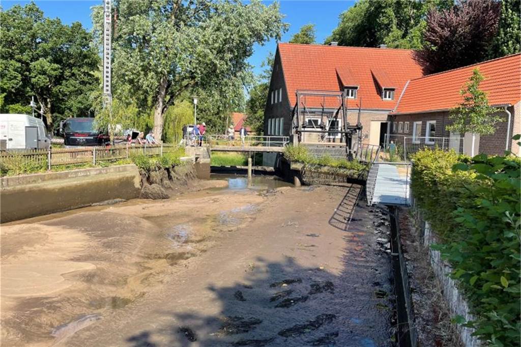 Ein blick auf das trockene Flussbett der Berkel mit Kraftwerk