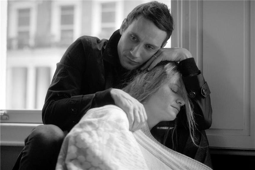 Zuneigung und Entfremdung: Jakob (Sebastian Zimmler) und Isabelle (Julia Jentsch). Foto: Unafilm Gmbh/BR/Arte