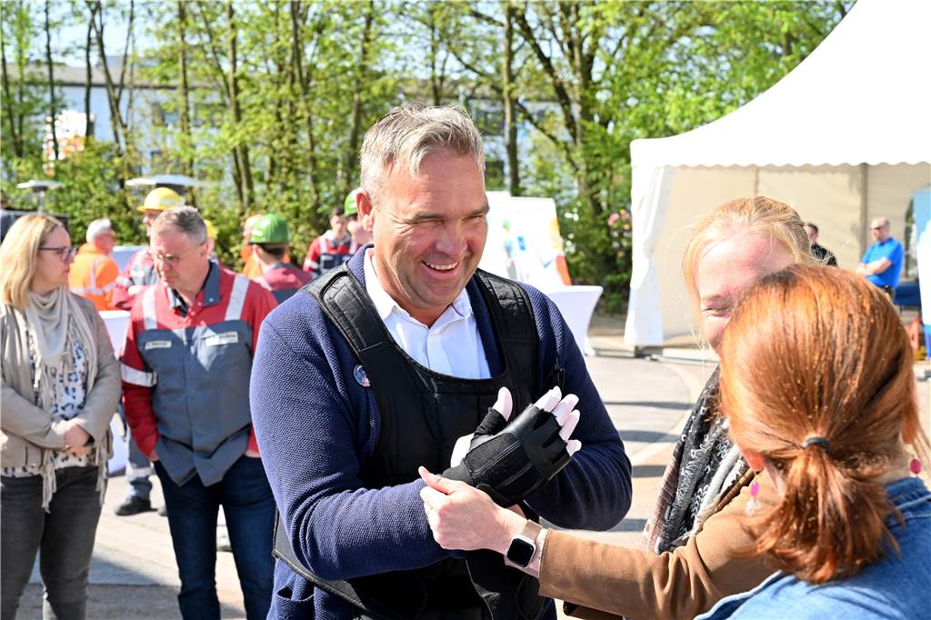Arbeitssicherheit bei Aurubis in Lünen: Gefährdet sind eher die Älteren Zur Arbeitssicherheit gehört auch besondere Ausrüstung, wie ein spezieller Handschuh.