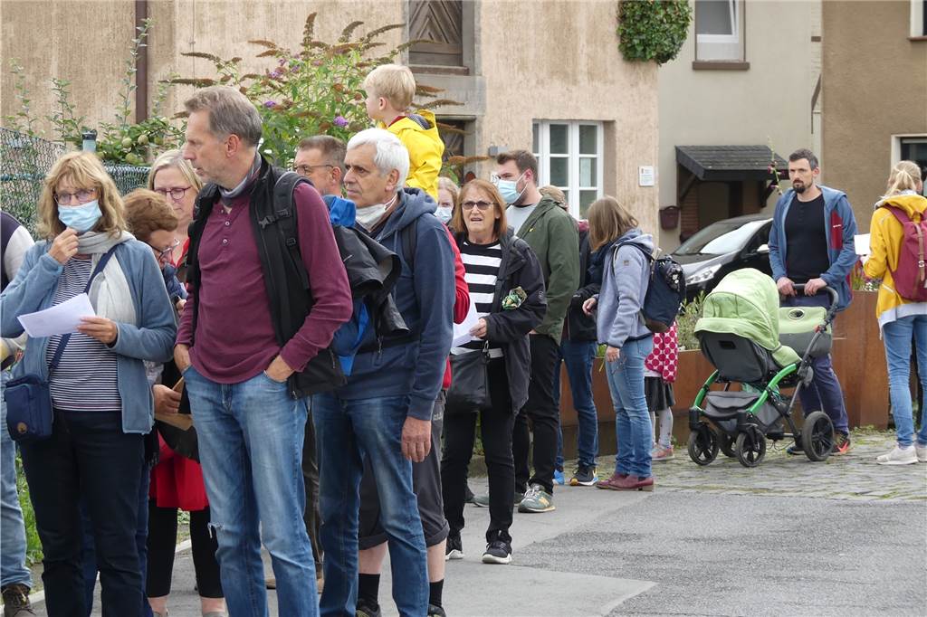 Tanz mit dem Besenstiel: „Tridiculous“ machen den Auftakt beim Welttheater der Straße Zur Auftaktveranstaltung des "Welttheaters" kamen viele Zuschauer zur Wiese an der Budohalle.
