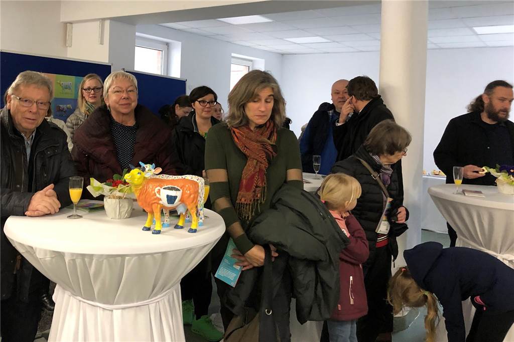 Nordkirchens neue Freiluft-Ausstellung eröffnet: Die Kühe sind los Zur Ausstellungseröffnung waren auch die Partner der Ausstellung gekommen, die Kühe erworben haben.