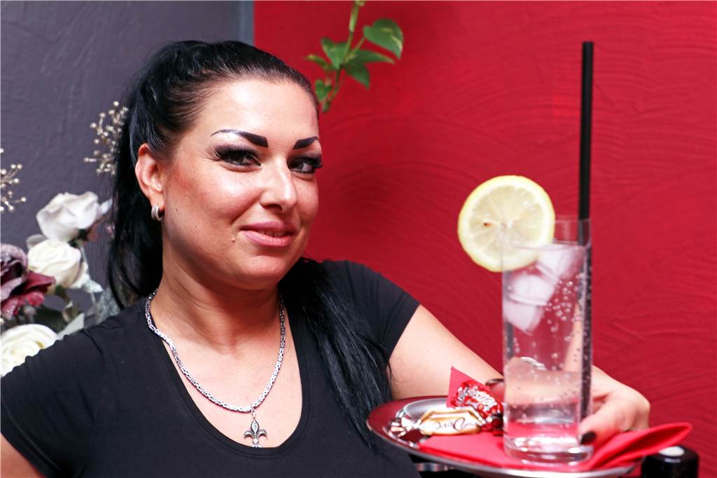 Käuflicher Sex trotz Corona: Dortmunder Sexpuppen-Bordell hat viel Zulauf Zur Begrüßung erhalten Gäste etwas Süßes und ein Erfrischungsgetränk. Alkohol ist im BorDoll aber tabu.