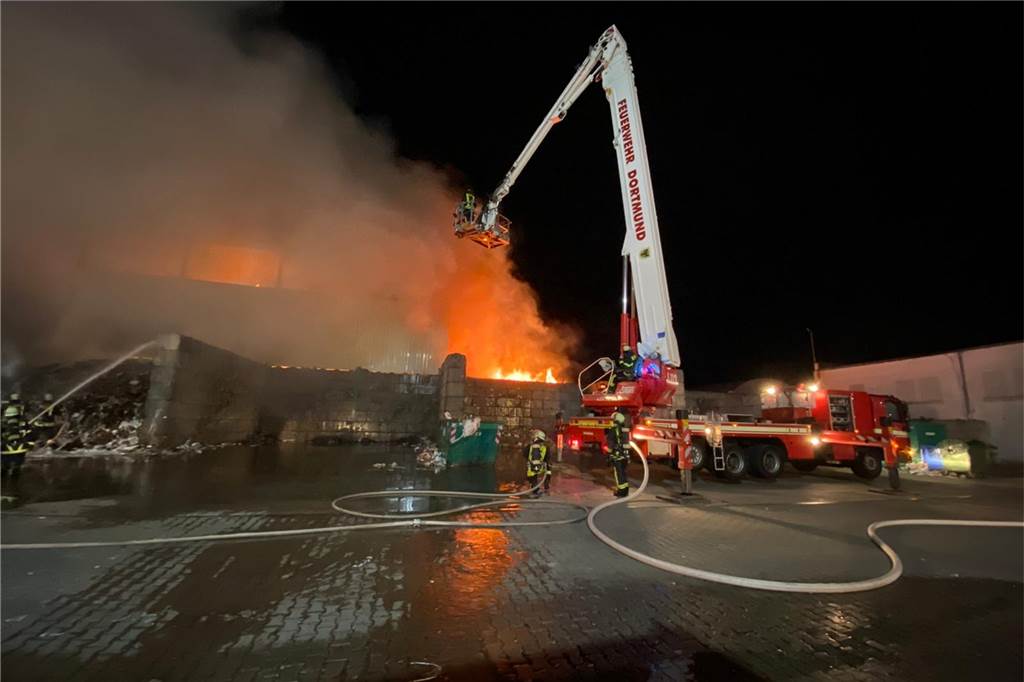 Die längsten Einsätze der Dortmunder Feuerwehr seit 2020 Ein Wasserwerfer am Teleskopmast beim Brand im Hafen.