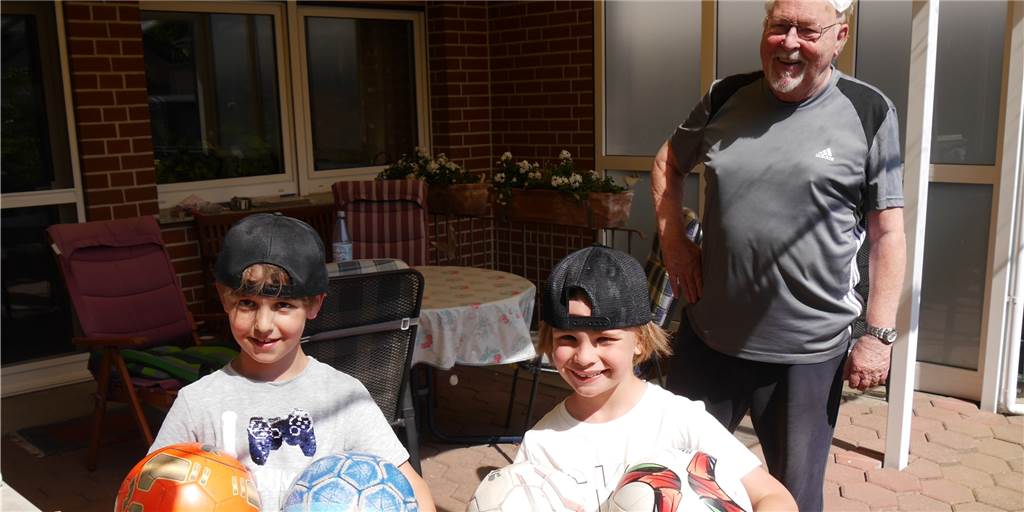 Marl: Fußballfreunde Ben (8) und Henri (7) retten Nachbarn (76) das Leben Zur Belohnung für ihre Hilfe bedankte sich Gert Pelster mit neuen Fußbällen bei Henri und Ben (v. re.).