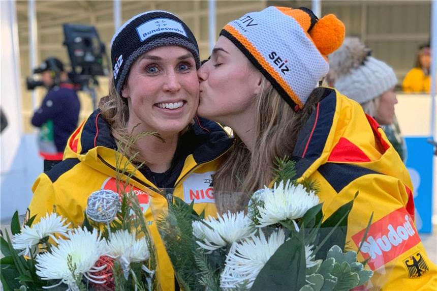 Das furiose Comeback einer Olympia-Teilnehmerin aus Schwerte Zur Belohnung gab‘s ein Küsschen von der Pilotin: Mit Kim Kalicki landete Bob-Anschieberin Erline Nolte (li.) beim Weltcup-Rennen in Lake Placid auf dem zweiten Platz.