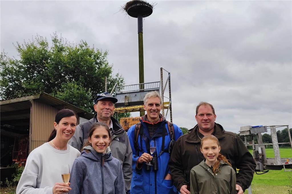 Nachzügler beringt: Etliche Jungstörche starben wegen Unterkühlung Gruppenfoto am Storchennest