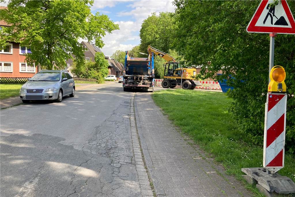 Baustelle Pädagogenweg: Ärger über Schlaglöcher und parkende Autos Zur Buckelpiste ist die Fahrbahn geworden, die Zufahrtsstraße zur Baustelle ist.