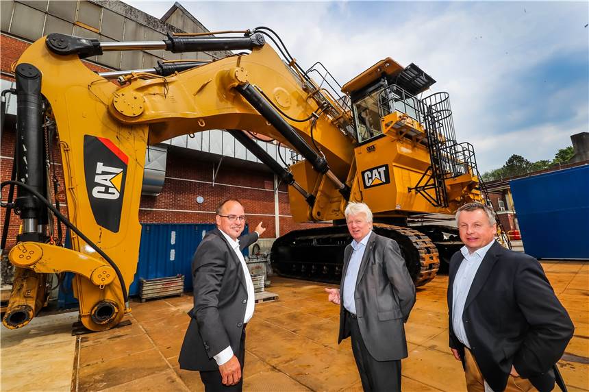 Stadtspitze will um Caterpillar-Arbeitsplätze in Dorstfeld kämpfen Zur Einweihung der Caterpillar-Straße im Mai 2017 besuchte Oberbürgermeister Ullrich Sierau (Mitte) das Werk in Dorstfeld.