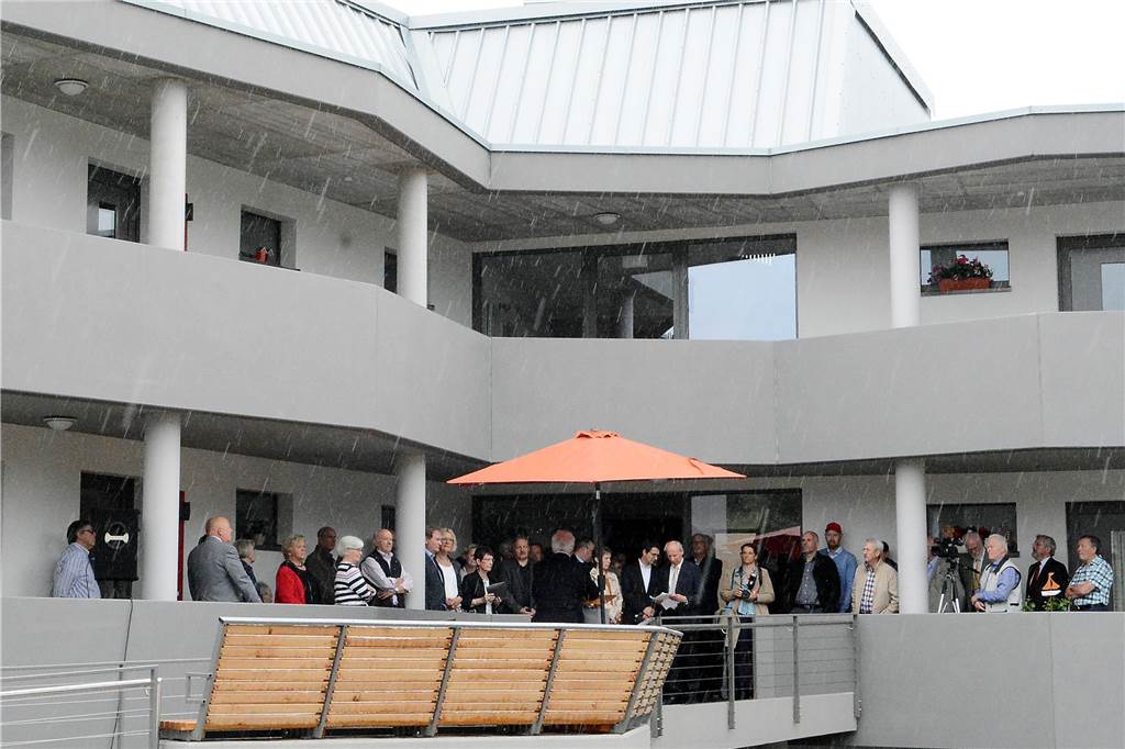 Leben in Nachbarschaft: Trotz Nachfrage weiterhin ein Einzelfall Besucher des LiNa-Hauses auf einem der Balkone