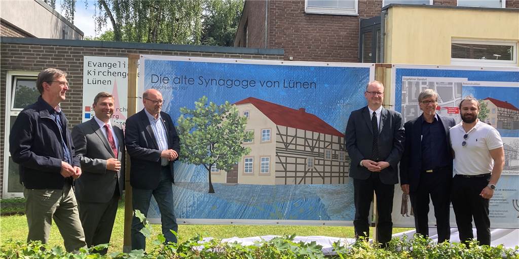Neue jüdische Gedenkstätte in Lüner Innenstadt: „Teil der Gesellschaft“ Zur Enthüllung der Gedenktafel für die ehemalige Synagoge kamen unter anderem (v.r.n.l.): Maxim Kolbasner von der jüdischen Gemeinde Dortmund, Friedricht Stiller, Pfarrer und Beauftragter für den jüdisch-christlichen Dialog, Michael Stache, stellvertretender Superintendent für den Kreis Unna, Rainer Schmeltzer, Vizepräsident des Landtags, der erste stellvertretende Bürgermeister der Stadt Lünen, Daniel Wolski, und der Gemeindepfarrer der Stadtkirche, Udo Kytzia.