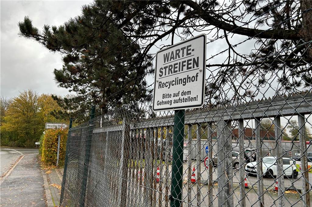 Wertstoffhof Selm: Neubau zur Verbesserung des Service im Gespräch Zur Entzerrung der Zufahrtssituation hatte es bereits Maßnahmen gegeben. So dürfen Anlieferungen nur aus Richtung Selmer Zentrum erfolgen.